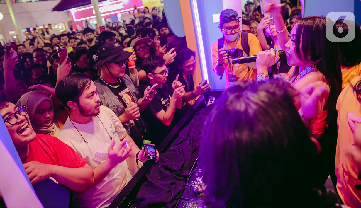 Penonton menyaksikan pertunjukan musik pada hari pertama Synchronize Fest 2022 di Gambir Expo, Kemayoran, Jakarta, Jumat (7/10/2022). Mengusung tema "Lokal Lebih Vokal", tahun ini Synchronize Fest masih akan menyuguhkan enam panggung megah yang menampilkan 126 pengisi acara. (Liputan6.com/Faizal Fanani)