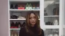 Marion Jola hadir menjadi Rachel Green dalam serial Friends. Ia mengenakan atasan crop lengan panjang hitam dipadukan mini skirt pleated abu-abu dengan belt hitam. Serta stocking jaring dipadukan boots hitam. [@lalamarionmj]
