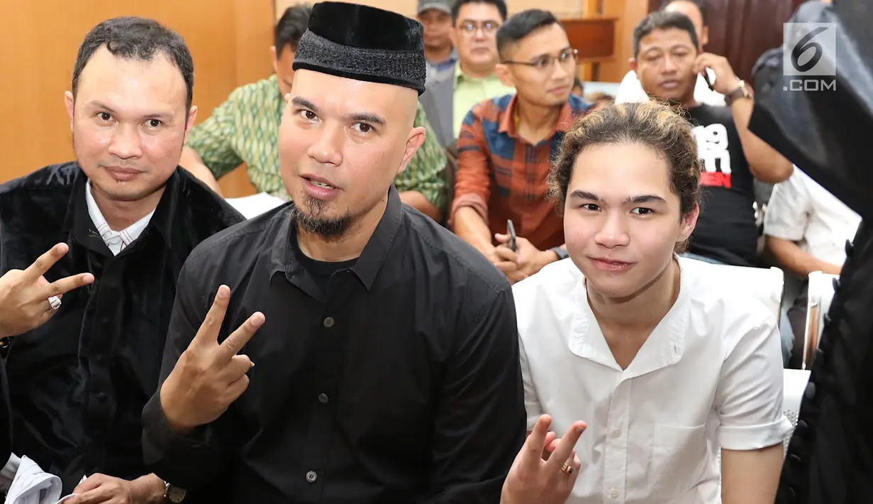 Gay musisi Ahmad Dhani saat akan menjalani sidang perdana kasus ujaran kebencian di PN Jakarta Selatan, Senin (16/4). Sidang beragendakan pembacaan dakwaan. (Liputan6.com/Immanuel Antonius)