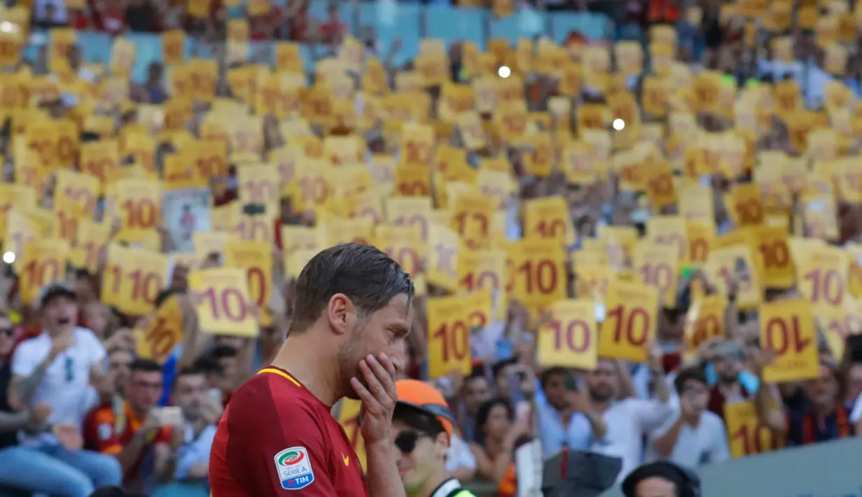 Francesco Totti bereaksi setelah memberi salam terakhir kepada suporter AS Roma usai melawan Genoa di Stadion Olimpico, Minggu (28/5). Setelah 25 tahun membela AS Roma, Totti mengakhiri kiprahnya di sepak bola profesional. (AP Photo/Alessandra Tarantino)