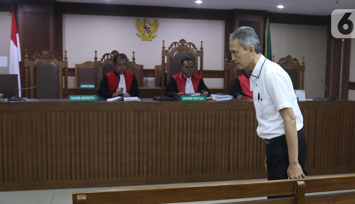 Mantan Direktur Produksi dan Teknologi PT Krakatau Steel (Persero) Wisnu Kuncoro menjalani sidang vonis dugaan suap di Pengadilan Tipikor, Jakarta, Senin (11/11/2019). Wisnu divonis 1 tahun dan 6 bulan penjara serta denda Rp 50 juta subsider dua bulan kurungan. (Liputan6.com/Herman Zakharia)