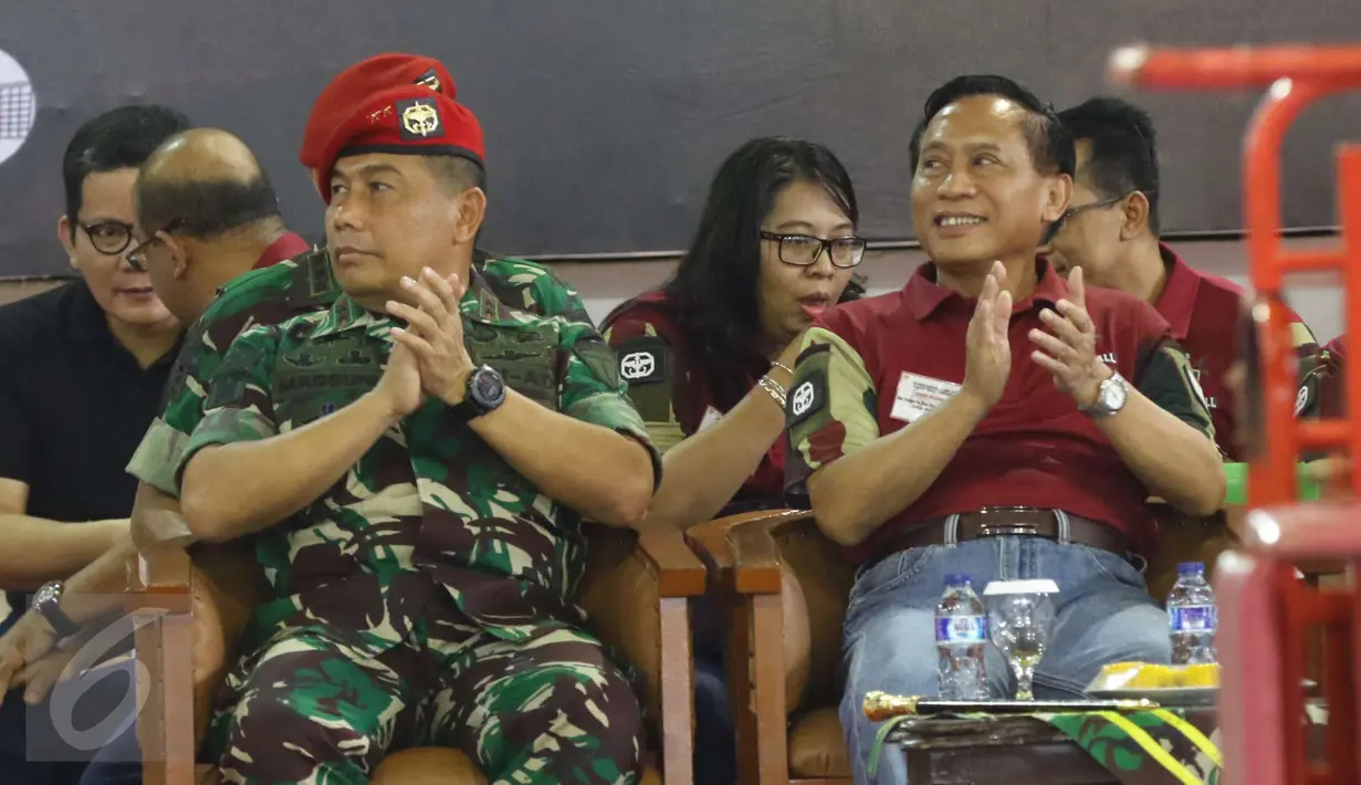 Danjen Madsuni bersama Ketua Umum PBVSI Imam Sudjarwo saat pembukaan Danjen Kopassus-BNI Open Volleyball Tournament di Cijantung, Jakarta (2/4). Turnamen ini menjadi sarana untuk mendekatkan Kopassus dengan masyarakat. (Liputan6.com/Helmi Afandi)