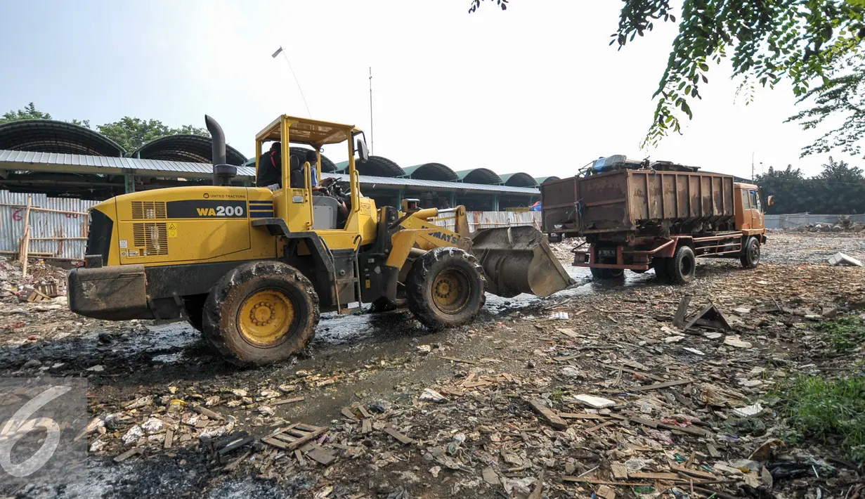 Alat berat dikerahkan untuk mengangkut sampah di area yang akan dibangun sebagai pusat perkulakan di Pasar Kramat Jati, Jakarta, Jumat (2/9). Anggaran pembangunan pusat perkulakan ini diperkirakan mencapai Rp20 miliar. (Liputan6.com/Yoppy Renato)