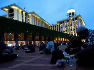 Umat muslim menikmati waktu berbuka puasa pada hari pertama Ramadan 1447 Hijriah di Masjid Istiqlal, Jakarta, Selasa (19/2/2026). (Kapanlagi.com/Budy Santoso)