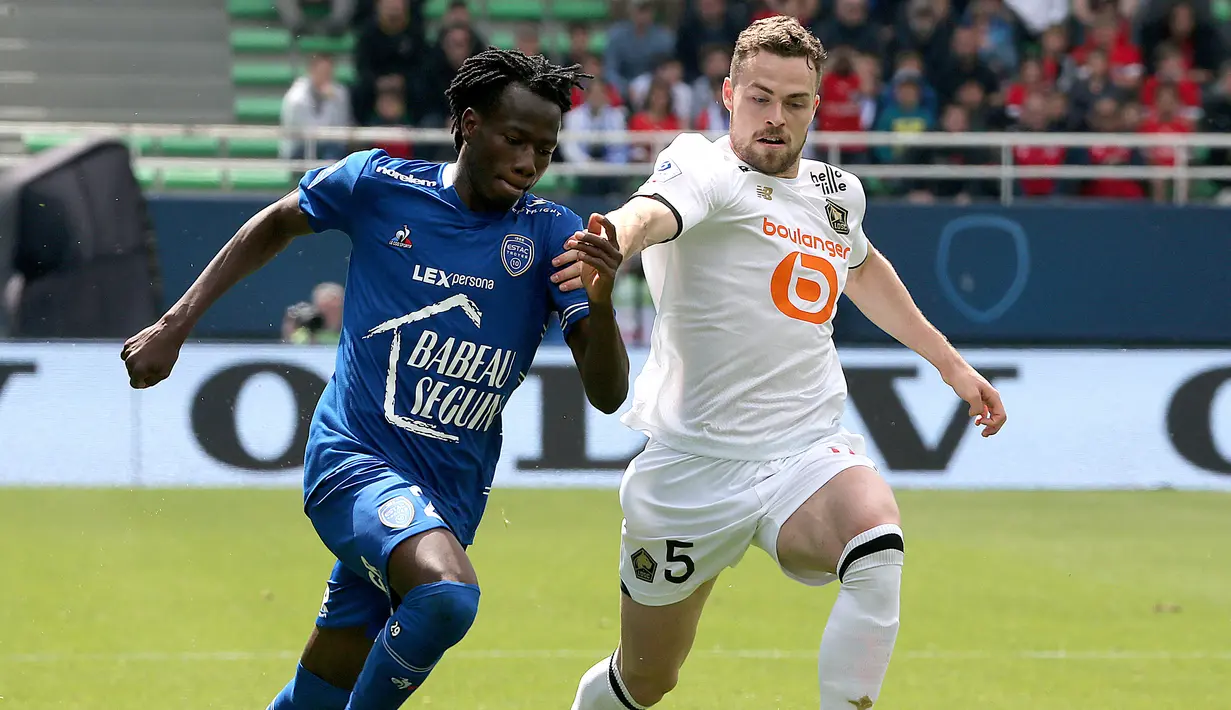 Gabriel Gudmundsson (kanan). Bek kiri berusia 23 tahun ini sejak awal musim 2021/2022 telah memperkuat Lille di Liga Prancis usai didatangkan dari FC Groningen dengan nilai transfer 6 juta euro dan terikat kontrak hingga Juni 2026. Selama 1 musim berseragam Lille, ia total telah tampil dalam 35 laga di semua ajang dengan torehan 1 gol. (AFP/Francois Nascimbeni)
