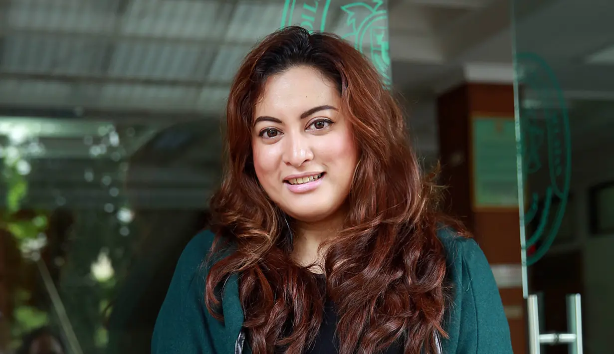 Setidaknya, janda satu anak itu mengaku santai dengan statusnya. Meski tidak bangga menyandang status janda dari Mahardika. (Deki Prayoga/Bintang.com)