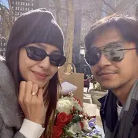 Mikha Tambayong-Deva Mahenra tampil serasi dengan outfit gelap dan kacamata hitam. [@devamahenra]