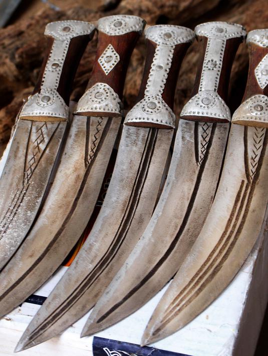 Foto 4 Agustus 2018, hasil akhir pisau tradisional, jambiya, dari sisa-sisa rudal di Hajjah. Jambiya merupakan pisau belati khas Yaman yang berbentuk melengkung dan biasa digunakan kaum pria sebagai simbol keberanian dan perhiasan. (AP/Hammadi Issa)