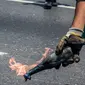 Demonstran bersenjatakan bom molotov saat demonstrasi menentang Presiden Nicolas Maduro di Caracas,  Venezuela, Rabu (26/4). Hingga kini, bentrokan antara demonstran dan polisi telah menyebabkan 26 orang tewas. (AFP PHOTO) 