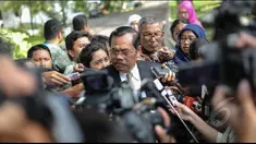 Jaksa Agung HM Prasetyo menanggapi dingin terkait munculnya usul penghapusan hukuman mati dari Dewan Perwakilan Rakyat (DPR). Bagi dia, lebih baik sekarang ini fokus menjalankan perundang-undangan yang ada terkait hukuman mati saja.