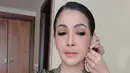 Mieke Amalia tampil semakin anggun dengan gaya rambut yang ditata sleek rapi, disanggul ke belakang dan riasan wajah yang flawless tak berlebihan. [Foto: Instagram/adebebymakeup]