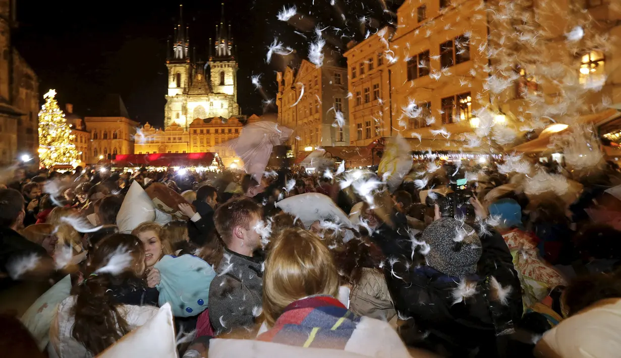 Hamburan kapas bantal saat flash mob perang bantal selama empat menit di Old Town Square di Praha,Ceko (22/12). flash mob perang bantal ini dilakukan jelang pergantian akhir tahun. (REUTERS/ David W Cerny)