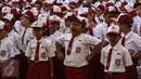 Seorang anak menguap ketika upacara pada hari pertama sekolah di SDN Pasar Baru 05, Jakarta, Senin (18/7). Usai libur Idul Fitri, para siswa kembali beraktivitas mengikuti pelajaran di sekolah untuk tahun ajaran 2015-2016. (Liputan6.com/Faizal Fanani)