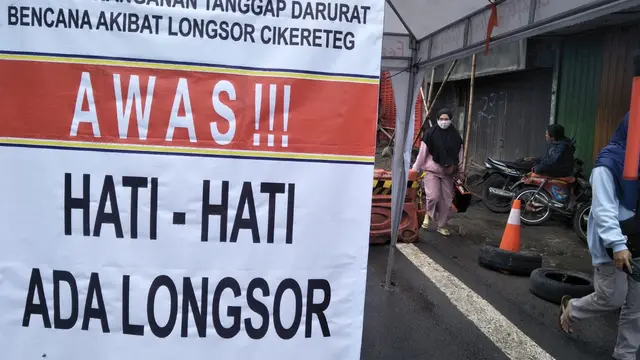 Jalur lintas nasional yang menghubungkan Bogor-Sukabumi ditutup total menyusul badan jalan ambles terus meluas. (Achmad Sudarno)