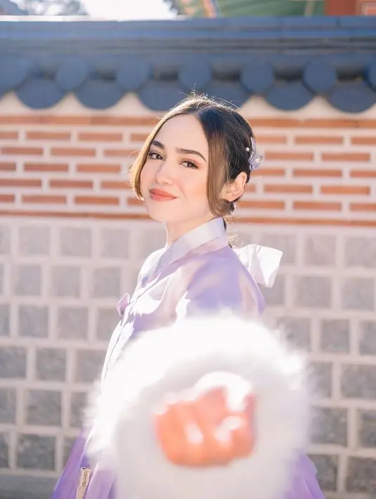 Syifa Hadju datang ke Korea Selatan saat musim dingin, pakaian hanboknya pun cukup berbeda. Membuatnya tampil seperti putri dari kerajaan Korea Selatan. [@syifahadju]