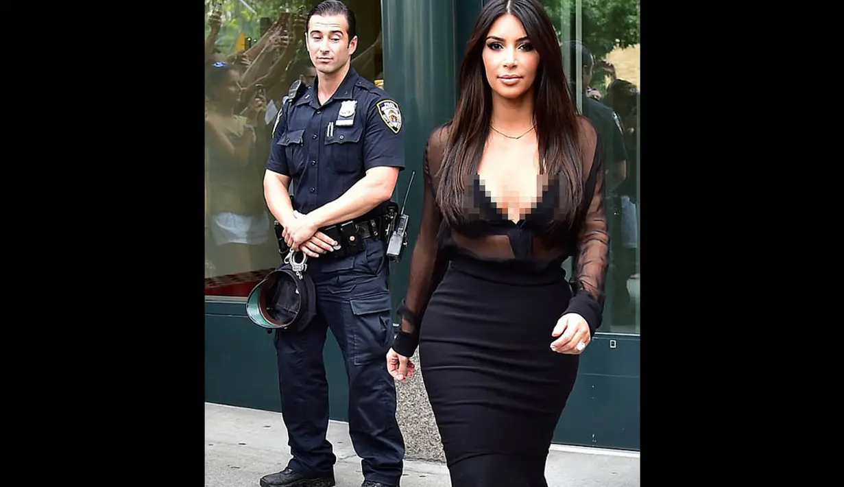 Keseksian Kim Kardahsian juga pernah mengundang 'mata nakal' seorang petugas di New York City. (Dailymail)