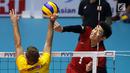 Pemain Timnas voli putra Jepang, Issei Otake melakukan smes saat melawan Kazakhstan pada 8 besar grup E Kejuaraan Voli Asia 2017 di GOR Tri Dharma, Gresik, Kamis (27/7). Jepang unggul 3-0 (25-18, 25-19, 25-23). (Liputan6.com/Helmi Fithriansyah)