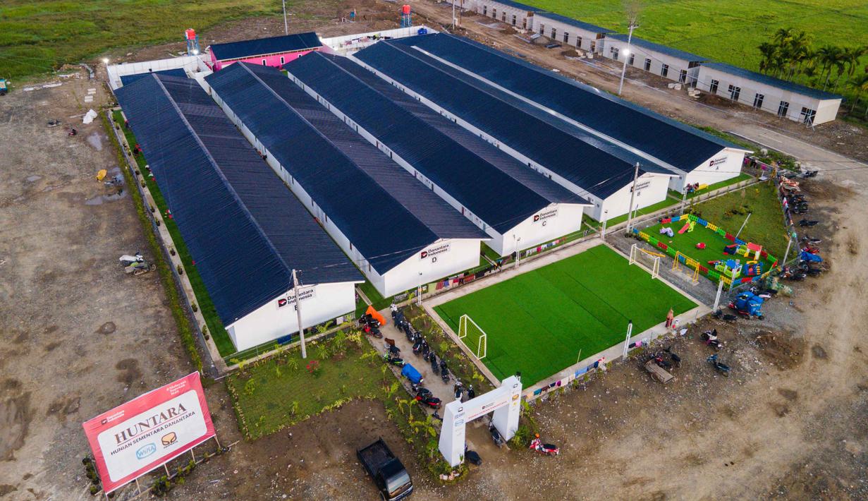 Data tersebut merupakan rekapitulasi sementara pembangunan huntara di sejumlah Kabupaten/Kota terdampak bencana di Aceh, yang diperbaharui pada Selasa (24/2/2026). Tampak foto udara menunjukkan perumahan sementara yang dibangun oleh Badan Pengelola Investasi Daya Anagata Nusantara (Danantara) untuk para korban banjir di Meureudu, Kabupaten Pidie Jaya, provinsi Aceh, pada Minggu 22 Februari 2026, setelah banjir dan tanah longsor dahsyat melanda Sumatra, akhir tahun lalu. (CHAIDEER MAHYUDDIN/AFP)