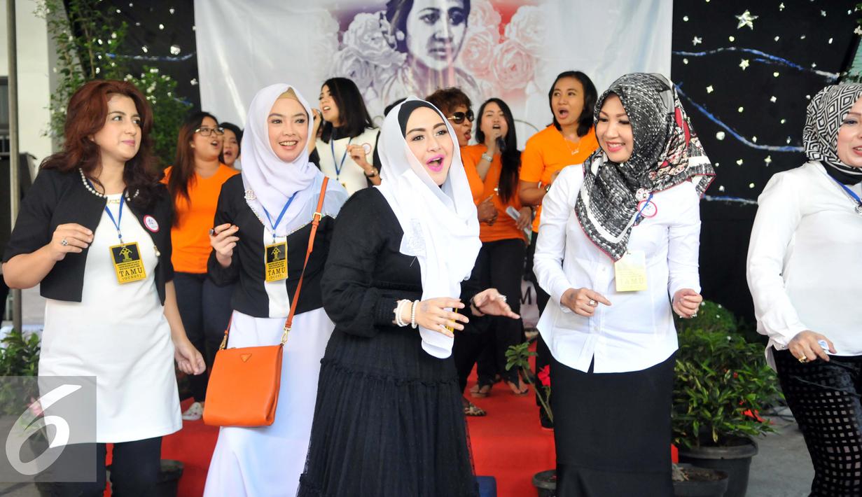 Yayasan Sahabat Kartini menggelar acara halal bihalal di Rutan Pondok Bambu, Jakarta, Senin (3/8/2015). Tampak Eddies Adelia ikut berjoget dalam acara tersebut. (Liputan6.com/Panji Diksana)