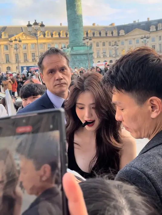 Penampilan pemeran “My Name” itu sontak menjadi perbincangan para netizen usai fotonya memakai kamera ponsel tersebar.  [Foto:X]