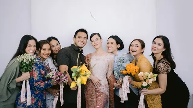6 Potret Pertunangan Pevita Pearce yang Baru Diunggah, Penuh Haru Bahagia