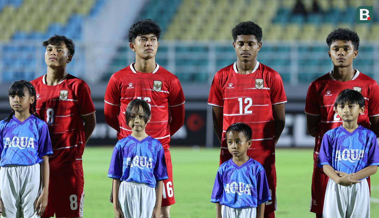 Pandu Aryo Wicaksono (tengah kiri), Peres Awkila Tjoe (tengah kanan), dan sejumlah pemain Timnas Indonesia U-17 menyanyikan lagu kebangsaan Indonesia Raya dalam laga Grup A Piala AFF U-17 2026 melawan Vietnam di Stadion Gelora Delta Sidoarjo, Sidoarjo, Jawa Timur, Minggu (19/04/2026). (Bola.com/M Iqbal Ichsan)