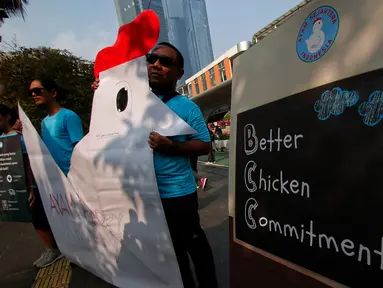 Koalisi ayam sejahtera Indonesia melakukan aksi simpatik saat hari bebas kendaraan bermotor di Jalan MH Thamrin, Jakarta, Minggu (25/6/2023). (Liputan6.com/Angga Yuniar)