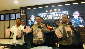 Polres Bogor berhasil menangkap dua pelaku pembunuhan sopir taksi online di sebuah makam keramat di Kabupaten Ciamis, Jawa Barat, saat keduanya sedang melakukan ritual tirakat atau paniisan. (Liputan6.com/Achmad Sudarno)