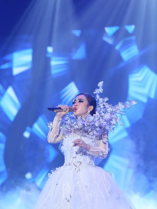 Setalah dua lagu, ‘Seperti Itu’ dan ‘Semua Karena Cinta’, penyanyi kelahiran Bogor ini memberi kejutan dengan menari Tango. (Andy Masela/Bintang.com)