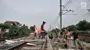 Aktivitas pekerja saat melakukan pembangunan pondasi untuk tiang sinyal elektrik pada jalur Double-Double Track (DDT) Manggarai-Cikarang di kawasan Klender, Jakarta, Selasa (13/11). (Merdeka.com/Iqbal S. Nugroho)