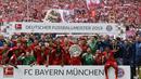 Pemain Bayern Munchen berfoto dengan trofi Bundesliga usai mengalahkan Frankfurt di Allianz Arena, Jerman, Sabtu (18/5). Munchen menang 5-1 atas Frankfurt. (John Macdougall/AFP)