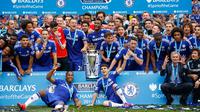 Para pemain Chelsea saat mengangkat trofi Premier League usai mengalahkan Sunderland 3-1 pada laga terakhir Premier League 2014-15 di Stamford Bridge, Minggu (24/5/2015). Chelsea memperoleh poin 87 di klasemen akhir Premier League. (Reuters/John Sibley)