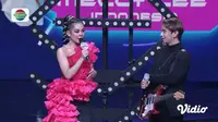 Melly Lee (Indonesia) Mengaku Sangat Grogi Ketika Pertama Kali Bertemu Oncy 'Ungu' karena Ketampanannya dan Kepiawaiannya Bermain Gitar di Dangdut Academy Asia 6. (Dok. Indosiar)