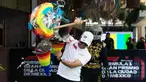 Pembalap Red Bull Racing asal Meksiko, Sergio Perez memukul pinata yang berisikan permen pada rangkaian acara menjelang Formula 1 GP Meksiko 2023 di paddock Sirkuit Hermanos Rodriguez, Meksiko, Kamis (26/10/2023) waktu setempat. (AFP/Claudio Cruz)