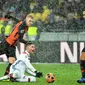 Bek Shakhtar Donetsk, Serhiy Kryvtsov (kiri) dan gelandang Olympique Lyon Houssem Aouar (tngah) berebut bola saat bermain pada penyisihan Grup F Liga Champions di Stadion NSK Olimpiyskyi, Kiev, Ukraina, Rabu (12/12). (SERGEI SUPINSKY/AFP)