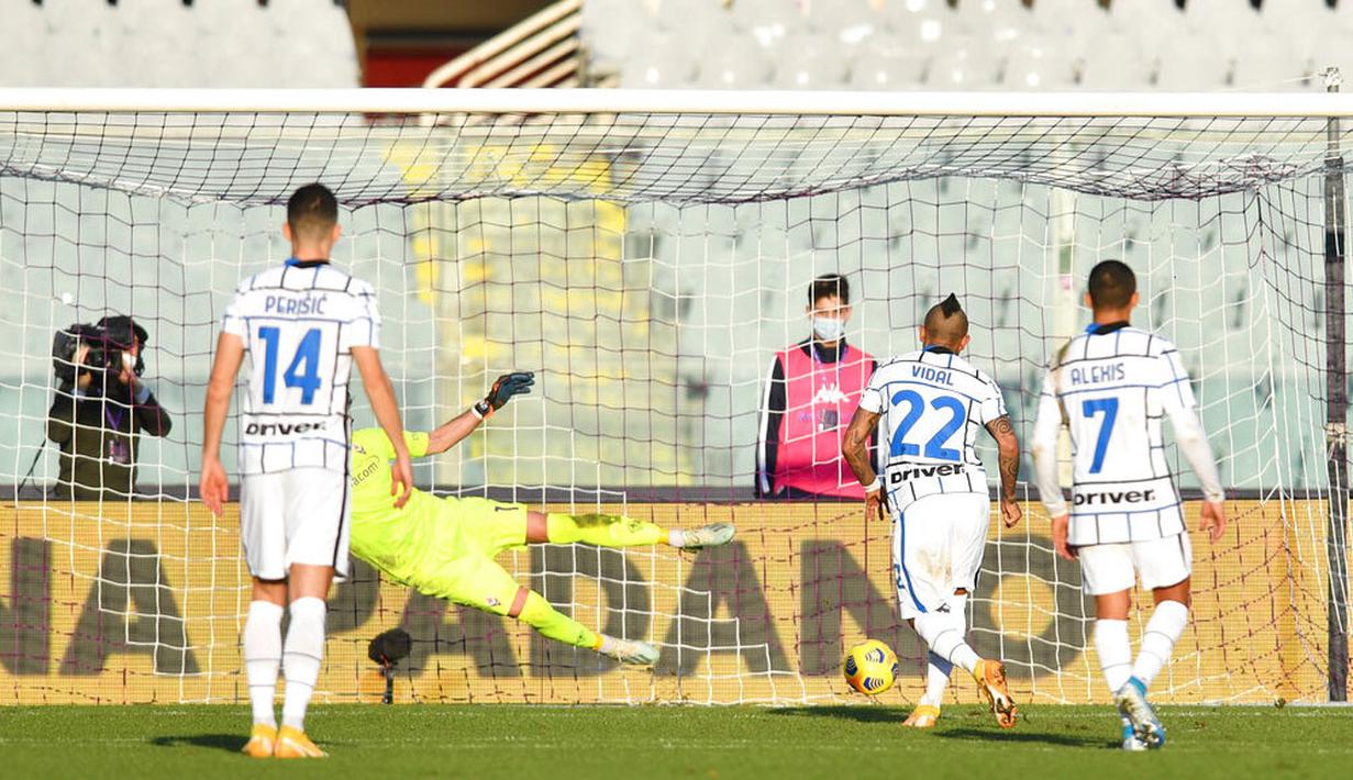 Gelandang Inter Milan, Arturo Vidal, mencetak gol lewat tendangan penalti ke gawang Fiorentina pada laga Coppa Italia di Stadion Artemio Franchi, Rabu (13/01/2021). Inter Milan menang dengan skor 2-1. (Jennifer Lorenzini/LaPresse via AP)