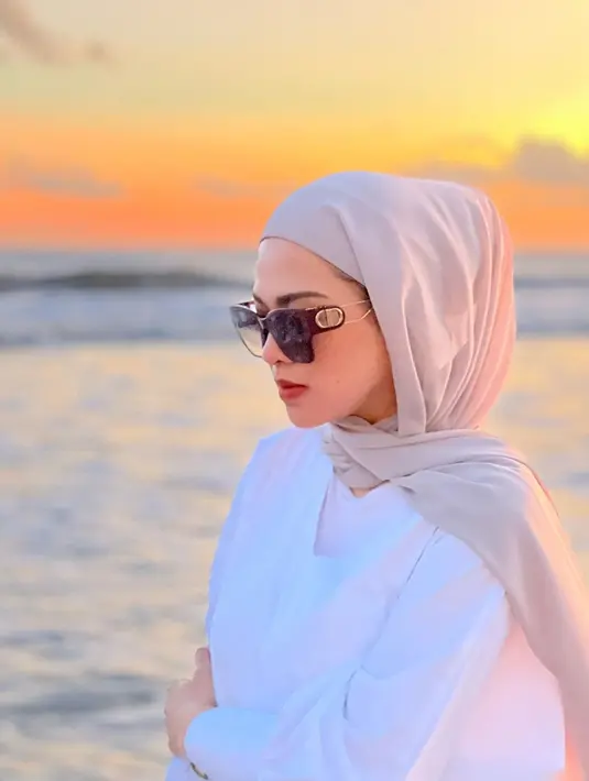 Delia sendiri diketahui makin sungguh-sungguh dalam menunaikan perintah agama. Selain hijab, ia kerap diundang lewat acara bertajuk islami.(Liputan6.com/IG/@deliaseptianti).
