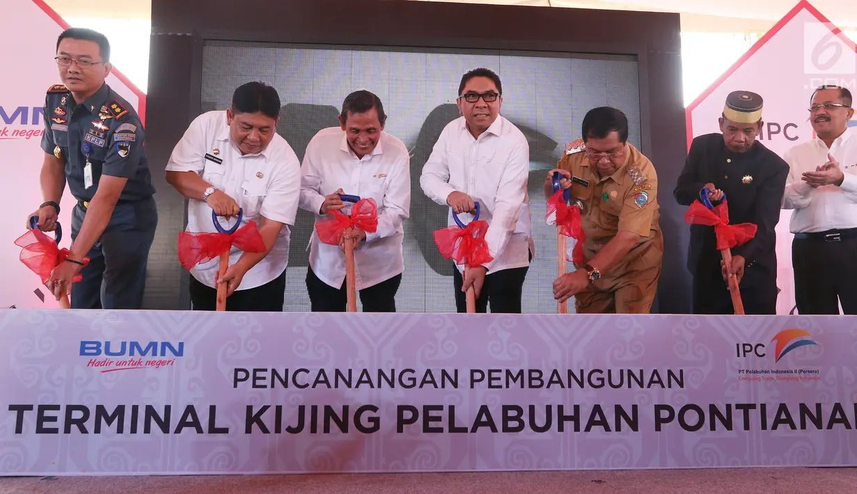 Dirut IPC, Elvyn G Masassya (tengah) memegang skop pada acara Pencanangan Pembangunan Terminal Kijing Pelabuhan Pontianak, Kalimantan Barat, Rabu (11/4). Pembangunan ini upaya IPC untuk pengembangan Pelabuhan Pontianak. (Liputan6.com/Johan Tallo)