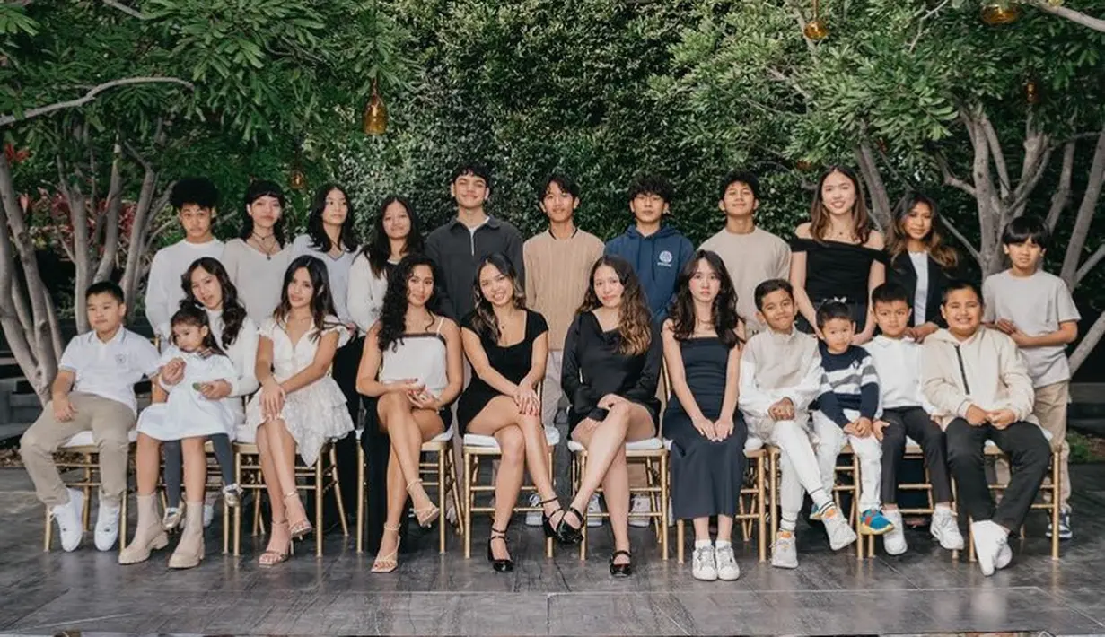 Duduk di depan dan berpose menyilangkan kaki diantara saudara-saudaranya, Mikhayla terlihat tampil stunning lewat penampilannya. [@ramadhaniabakrie]