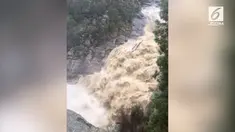 Australia tengah dilanda hujan deras. Akibatnya sebuah air terjun berubah menjadi aliran air deras di Woolshed, Falls Beechworth.