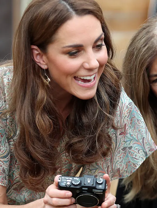 Duchess of Cambridge Kate Middleton saat ikut serta belajar fotografi dengan Action for Children di Kingston upon Thames, Inggris (25/6/2019). (AFP Photo/Chris Jackson)