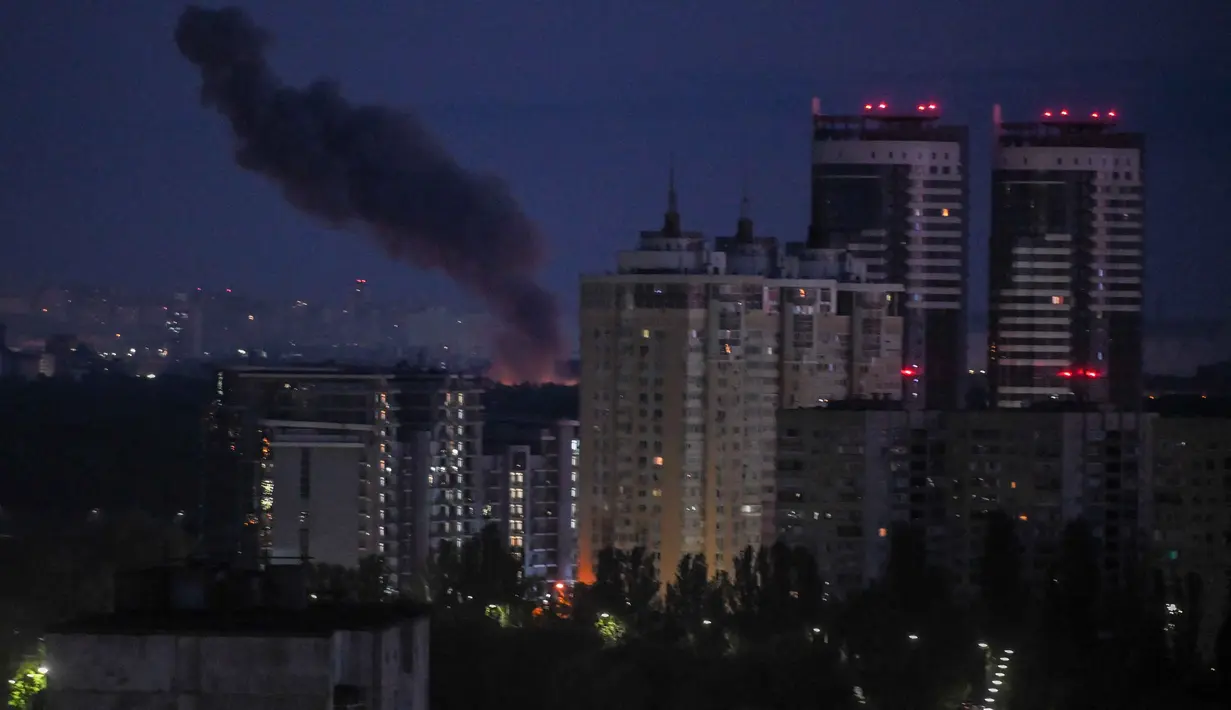 Asap mengepul saat serangan Rusia di ibu kota Ukraina, Kyiv, pada Minggu 24 Mei 2026, di tengah invasi Rusia di Ukraina. (Evgen KOTENKO/AFP)