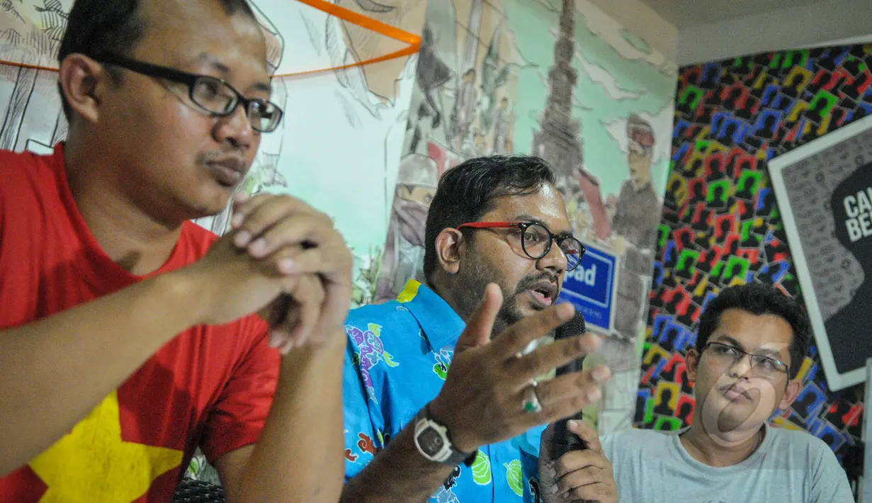 Koordinator Kontras, Haris Azhar (tengah) saat memberikan pernyataan sikap menolak pencalonan Budi Gunawan sebagai Wakapolri maupun Kepala BIN di Kantor Kontras, Jakarta, Selasa (21/4/2015). (Liputan6.com/Faizal Fanani)