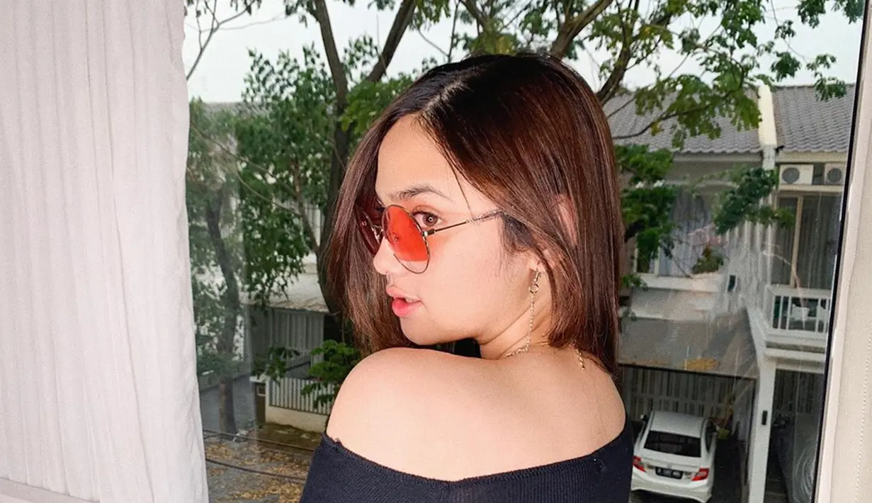 Pemiliki 9,5 juta followers di Instagram ini gaya penampilannya selalu berhasil menjadi sorotan. Dengan kacamata warna merah, menyempurnakan kecantikan Syifa Hadju. Netizen bahkan tak segan memuji Syifa cantik memesona. (Liputan6.com/IG/@syifahadjureal)