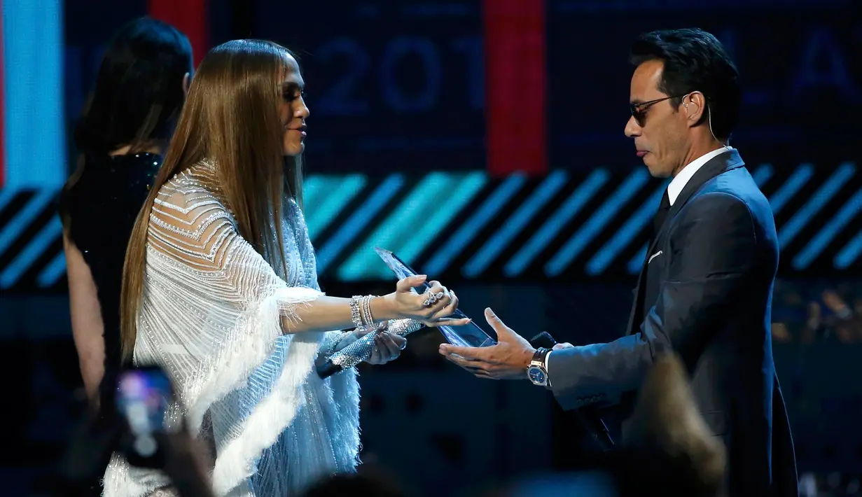 Penyanyi Jennifer Lopez memberikan piala penganugerahan dalam kategori "person of the year" kepada mantan suaminya, Marc Anthony di Latin Grammy Awards ke-17, Las Vegas, Nevada, AS, (17/11). (REUTERS/Mario Anzuoni)