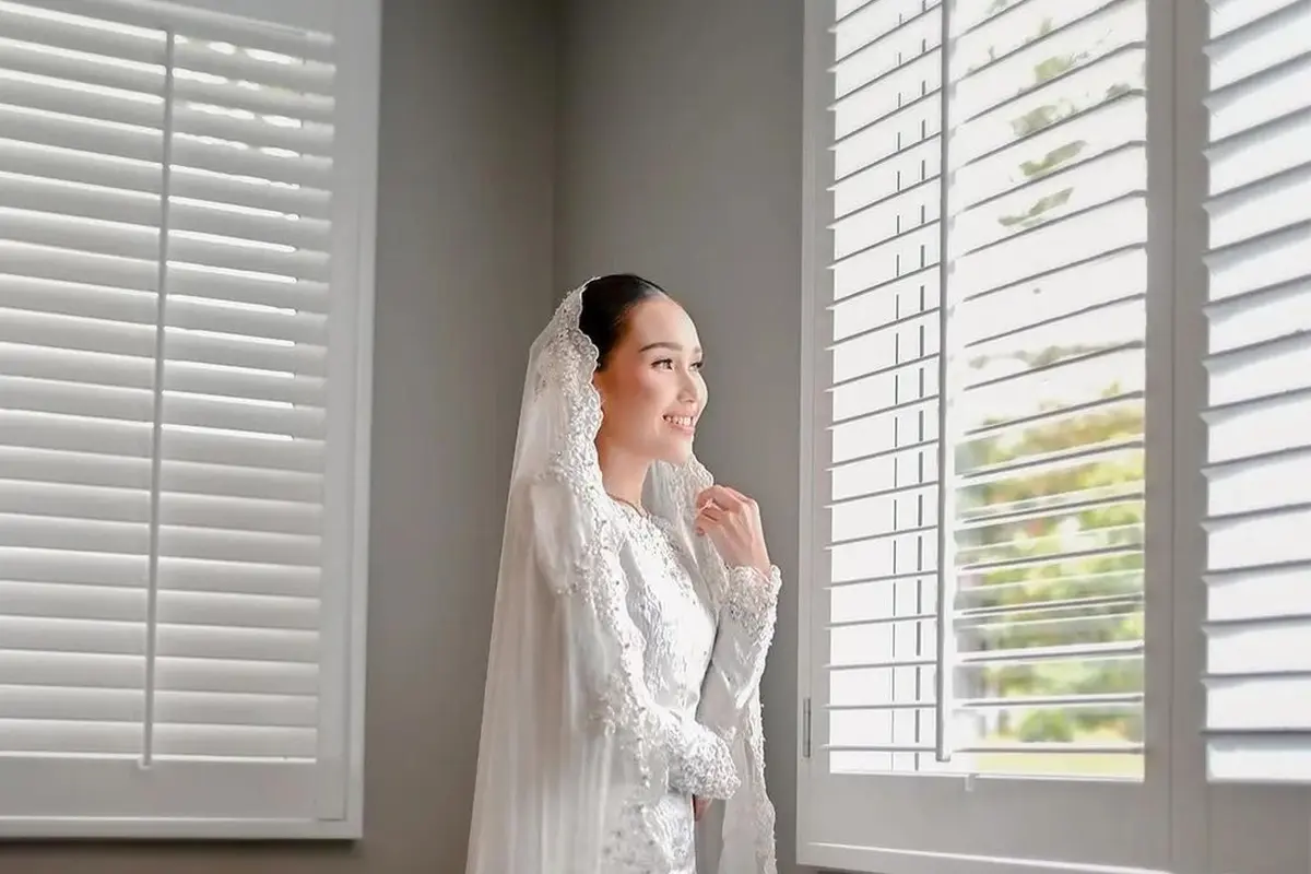 8 Potret Koleksi Baju Kurung Ayu Ting Ting yang Elegan dari Lebaran, Kondangan, hingga Tunangan