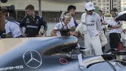 Pebalap Mercedes, Lewis Hamilton (2kanan) berada pada peringkat kedua klasemen sementara F1. Hamilton saat ini mengumpulkan 139 poin. (Valdrin Xhemaj/Pool via AP)