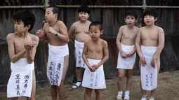 Sejumlah anak ikut dalam acara Hadaka Matsuri atau Festival Pria Telanjang, Jepang, Sabtu (18/2). Menurut legenda, siapa mendapatkan tongkat saat Hadaka Matsuri maka keberuntungan akan menyertainya sepanjang tahun. (AFP PHOTO / Behrouz MEHRI)