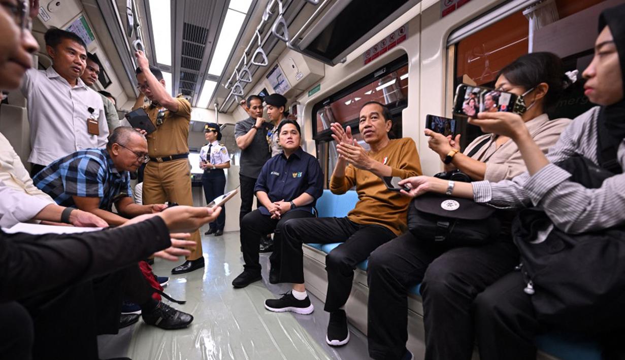Disisi lain, Jokowi mengakui bahwa ada beberapa hal yang harus dievaluasi dari pengoperasionalan LRT. Terlebih, ini kali pertamanya Indonesia memiliki moda transportasi LRT. (ADEK BERRY/AFP)