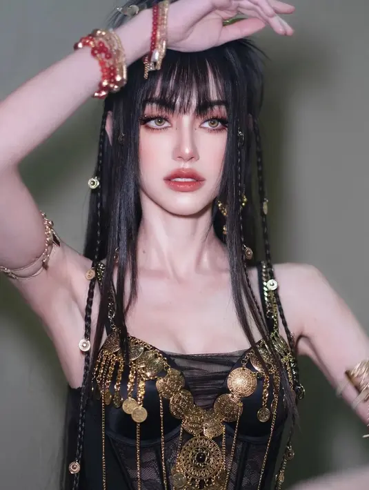 Davika Hoorne bak boneka hidup dengan makeup flawless bernuansa merah muda yang berpadu sempurna di kulit putihnya. Belum lagi penampilannya dipadukan dengan outfit hitam dan aksesori emasnya. [Foto: Instagram/davikah]